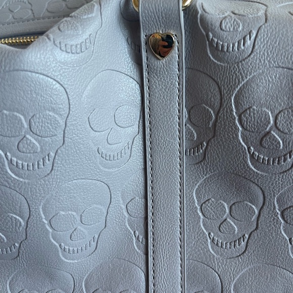 NEW Betsey Johnson SKULLS Weekender Dufflel - Halloween Gray Large Bag w tag - Picture 9 of 11